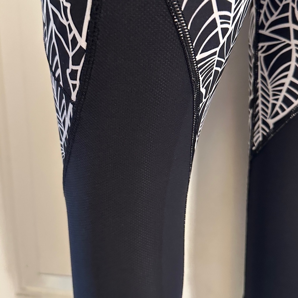 Lululemon Run a Marathon Crop II Pretty Palm Black Angel Wing Leggings Size 6 - Picture 11 of 16